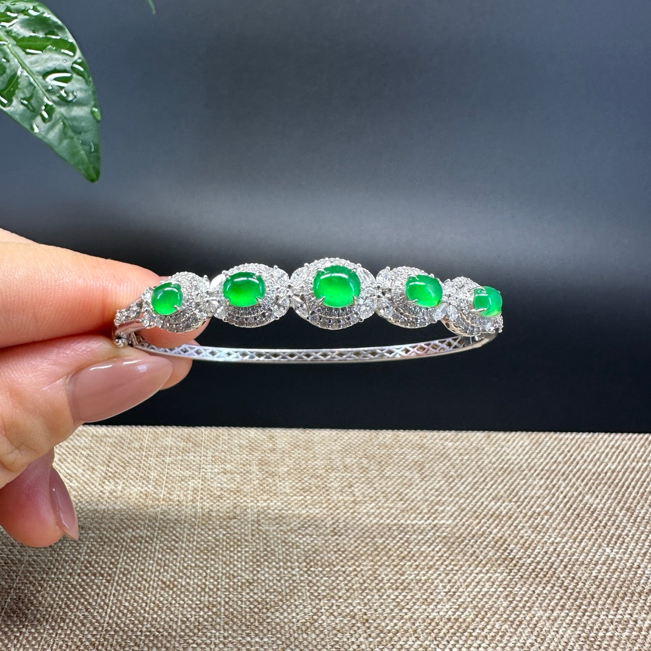 RealJade Luxury 18K White Gold Genuine Imperial Green Jadeite Jade Bangle with Diamonds