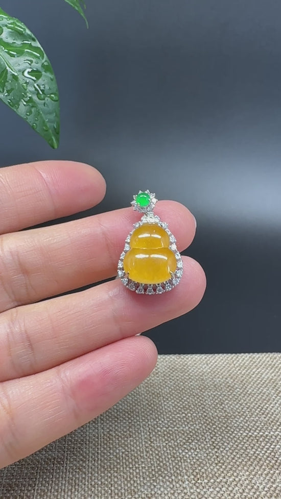 Load and play video in Gallery viewer, RealJade® Co. 18K White Gold Genuine Honey Yellow Jadeite Jade Hu Lu Necklace
