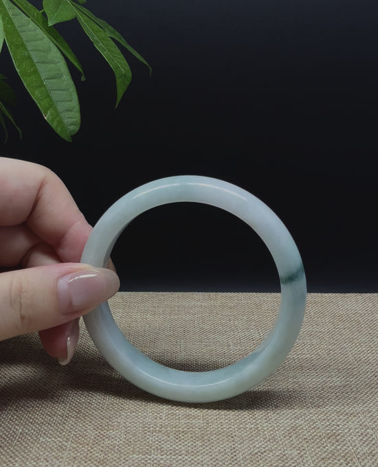 Load and play video in Gallery viewer, Genuine Burmese Green Jade Jadeite Bangle Bracelet ( 58.5mm )
