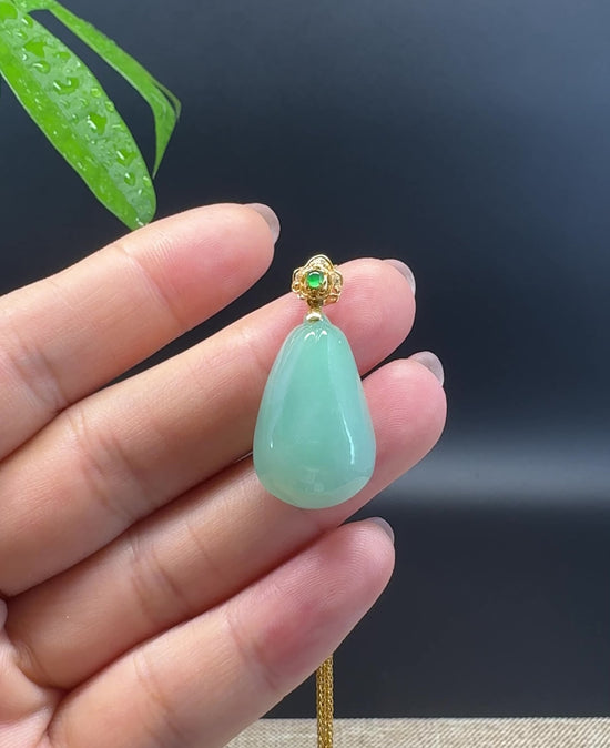 Load and play video in Gallery viewer, 18K Yellow Gold Green Jadeite Jade Shou Tao Pendant with Diamond
