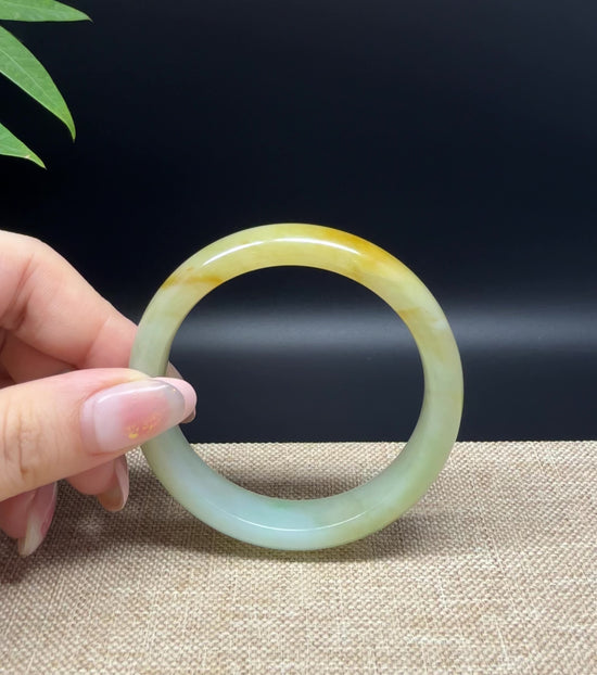 Load and play video in Gallery viewer, Genuine Burmese Yellow Green Jade Jadeite Bangle Bracelet ( 52.7mm )
