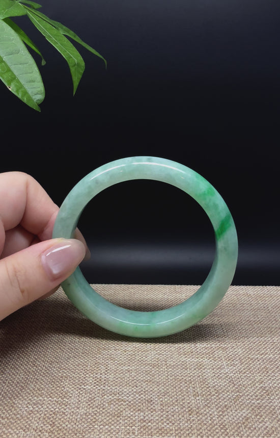 Load and play video in Gallery viewer, High Genuine Burmese Green Jade Jadeite Bangle Bracelet ( 60.5mm )
