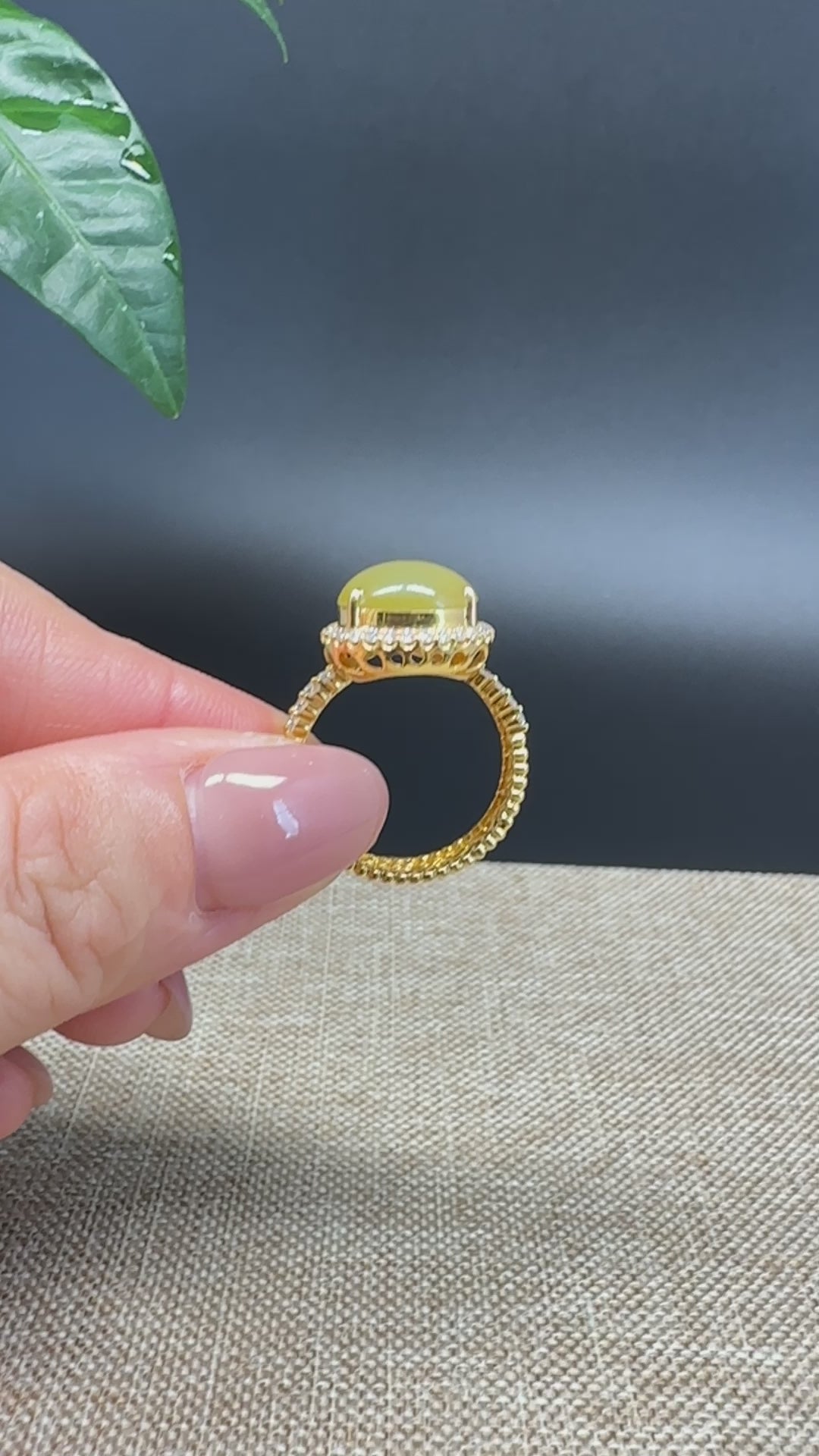 Load and play video in Gallery viewer, High-end 18k Yellow Gold Natural Ice Honey Yellow Jadeite Jade Hu Lu Engagement Ring
