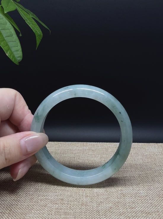 Load and play video in Gallery viewer, Genuine Burmese Green Jade Jadeite Bangle Bracelet ( 57.3mm )
