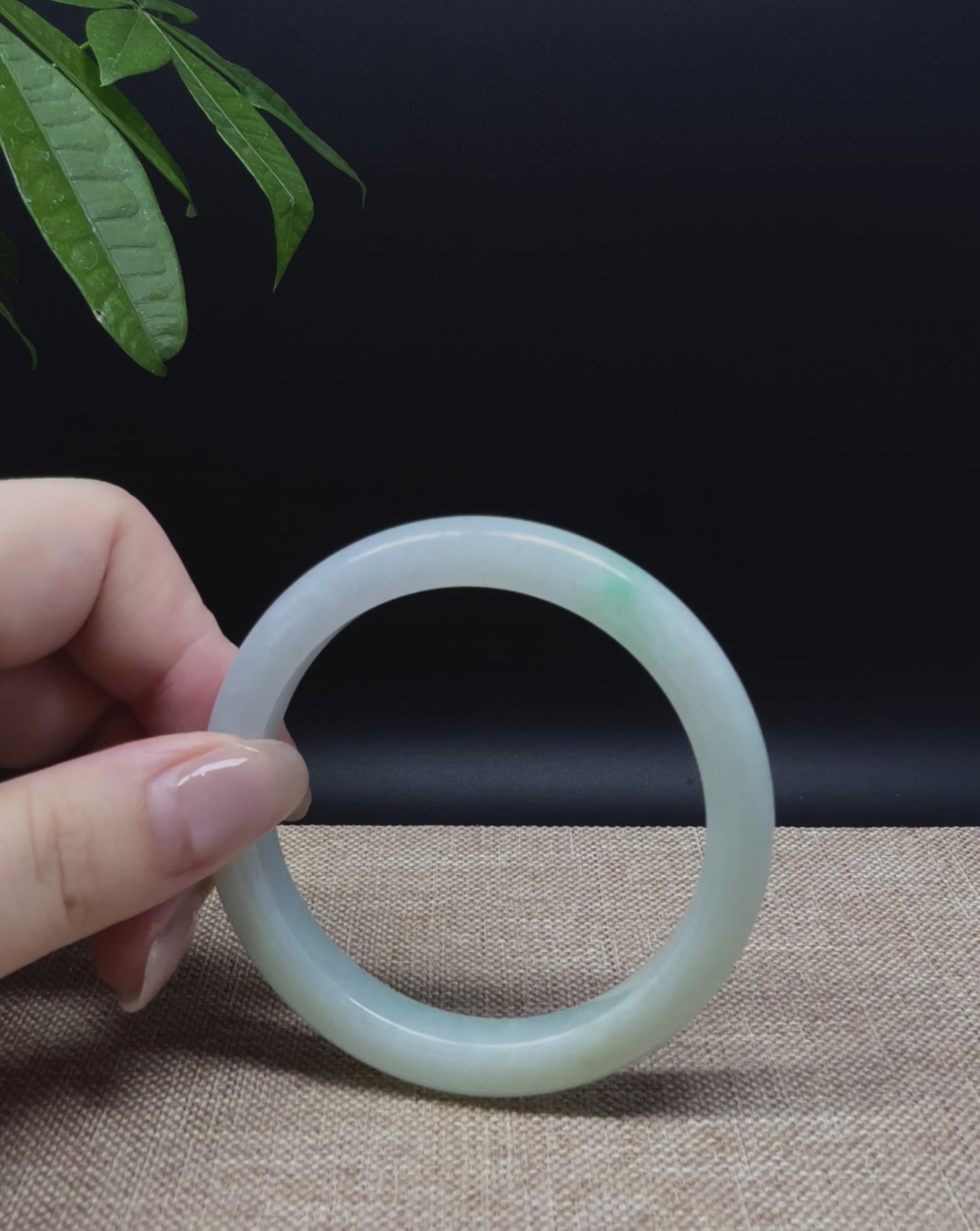 Load and play video in Gallery viewer, Genuine Burmese Green Jade Jadeite Bangle Bracelet ( 54.6mm )
