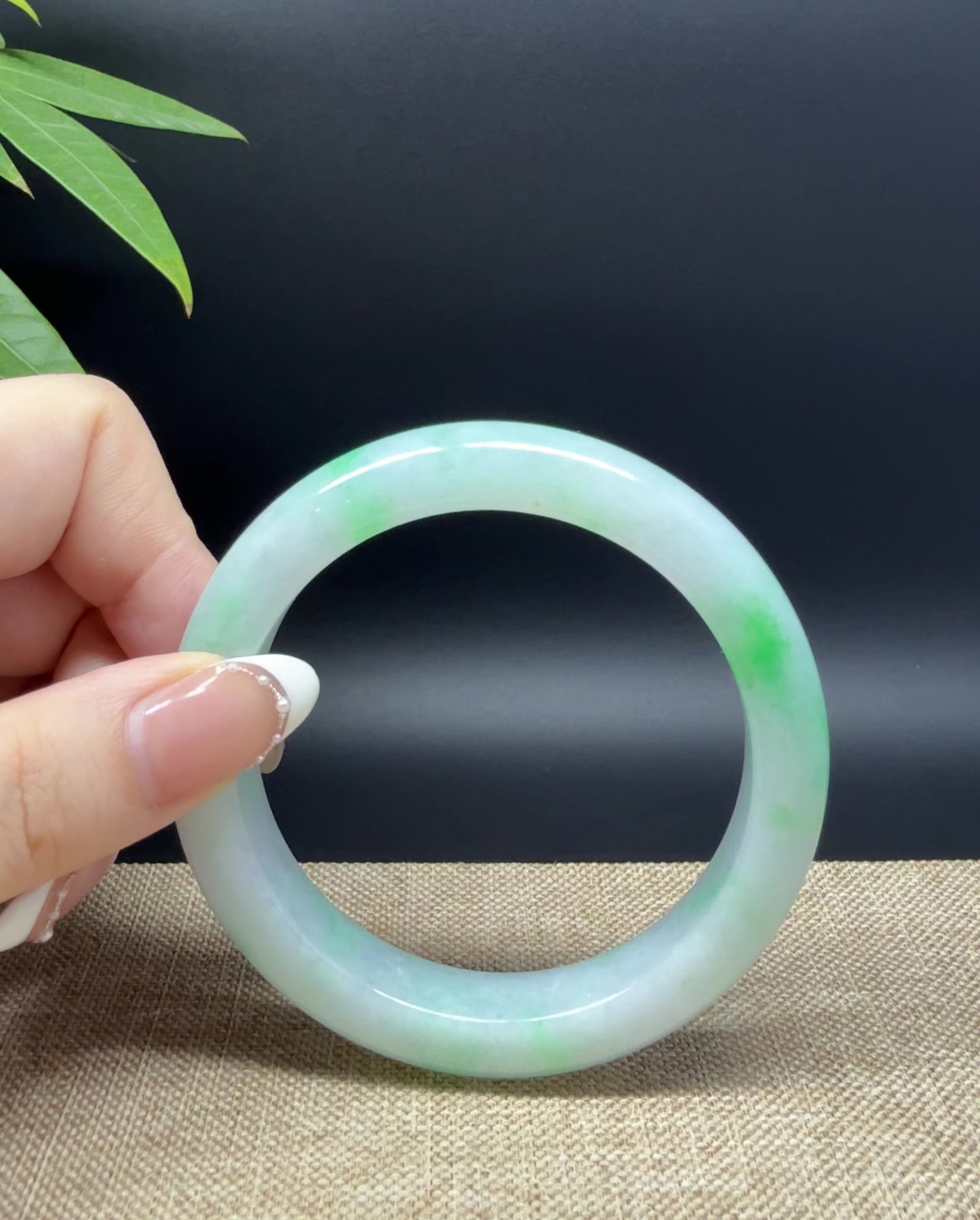Load and play video in Gallery viewer, Genuine Burmese Green Jade Jadeite Bangle Bracelet ( 58.7mm )
