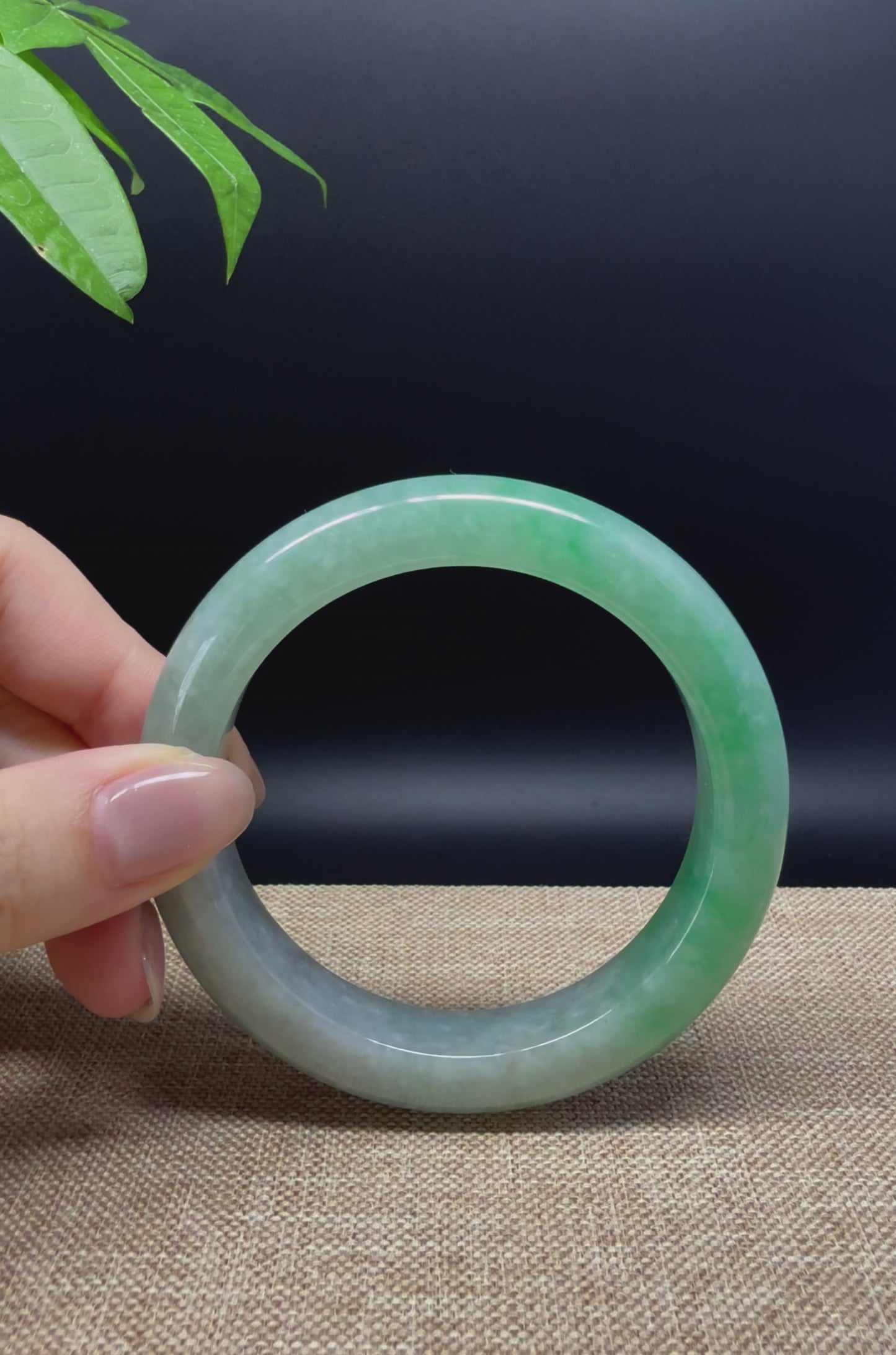 Load and play video in Gallery viewer, Genuine Burmese Green Jade Jadeite Bangle Bracelet ( 59.4mm )
