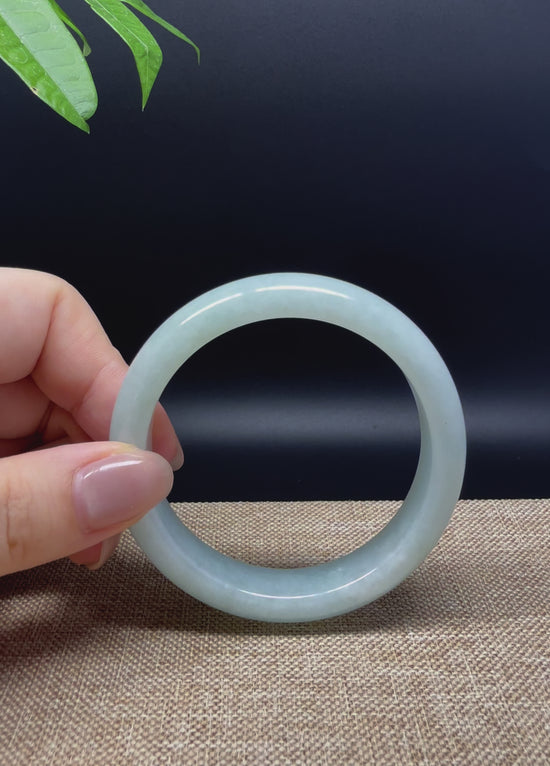 Load and play video in Gallery viewer, Genuine Burmese Green Jade Jadeite Bangle Bracelet ( 54.5mm )
