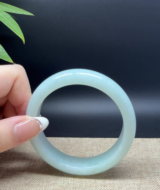 Load and play video in Gallery viewer, Genuine Burmese Green Jade Jadeite Bangle Bracelet ( 58.2mm )
