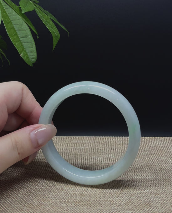 Load and play video in Gallery viewer, Genuine Burmese Green Jade Jadeite Bangle Bracelet ( 58.8mm )
