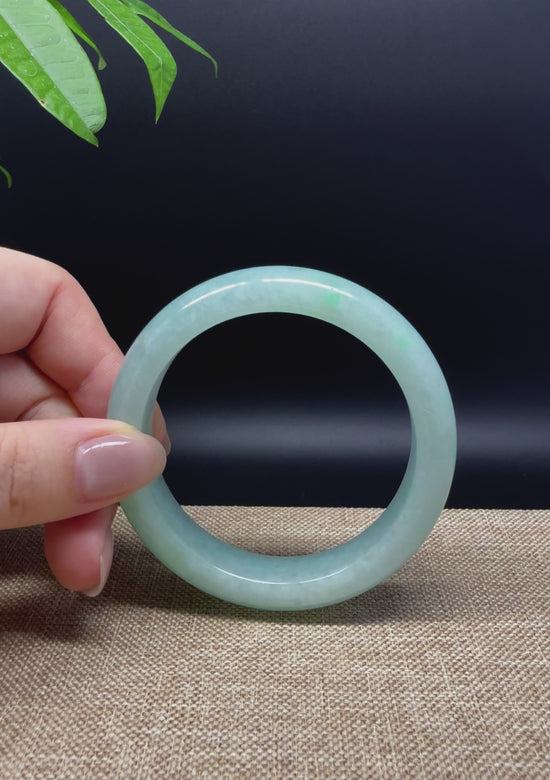 Load and play video in Gallery viewer, Genuine Burmese Green Jade Jadeite Bangle Bracelet ( 55.1mm )
