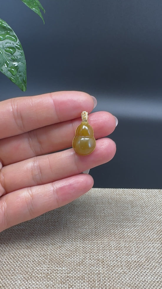 Load and play video in Gallery viewer, RealJade® Co. Genuine Yellow Jadeite Jade Good Luck Hulu Bottle Gourd Necklace With 18K Yellow Gold Bail
