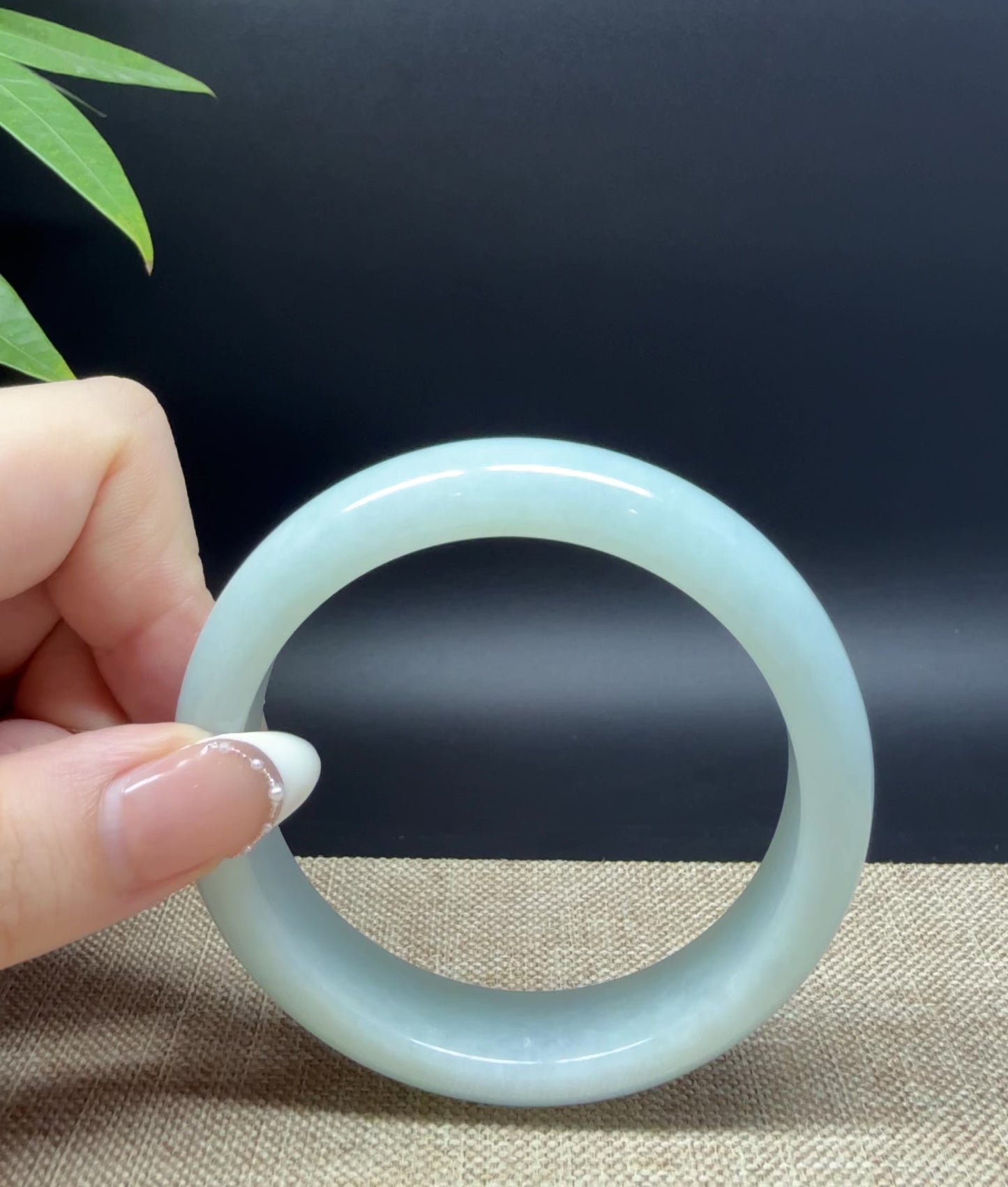 Load and play video in Gallery viewer, Genuine Burmese Green Jade Jadeite Bangle Bracelet ( 58.2mm )
