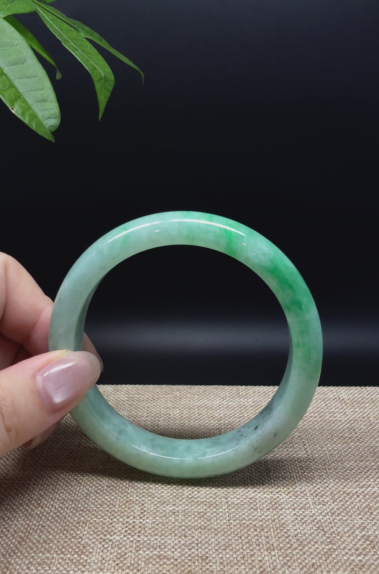 Load and play video in Gallery viewer, High Genuine Burmese Green Jade Jadeite Bangle Bracelet ( 60.4mm )
