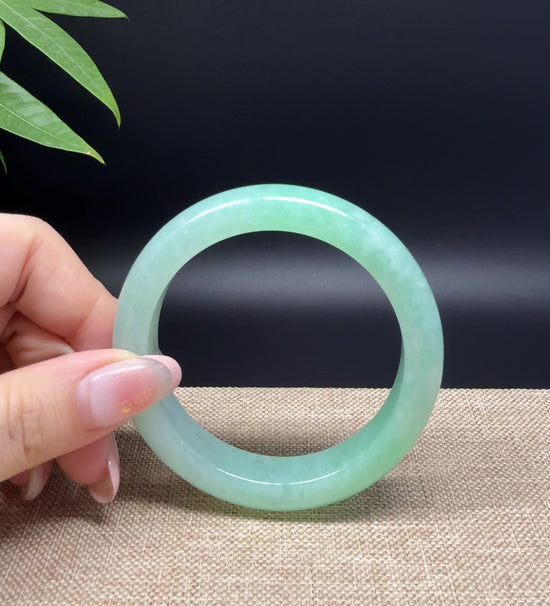 Load and play video in Gallery viewer, Genuine Burmese Green Jade Jadeite Bangle Bracelet ( 54.5mm )
