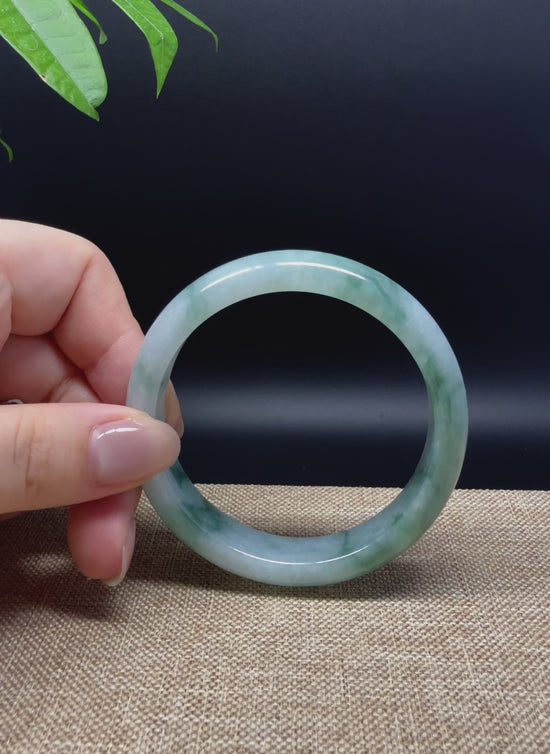 Load and play video in Gallery viewer, Genuine Burmese Green Jade Jadeite Bangle Bracelet ( 55.6mm )
