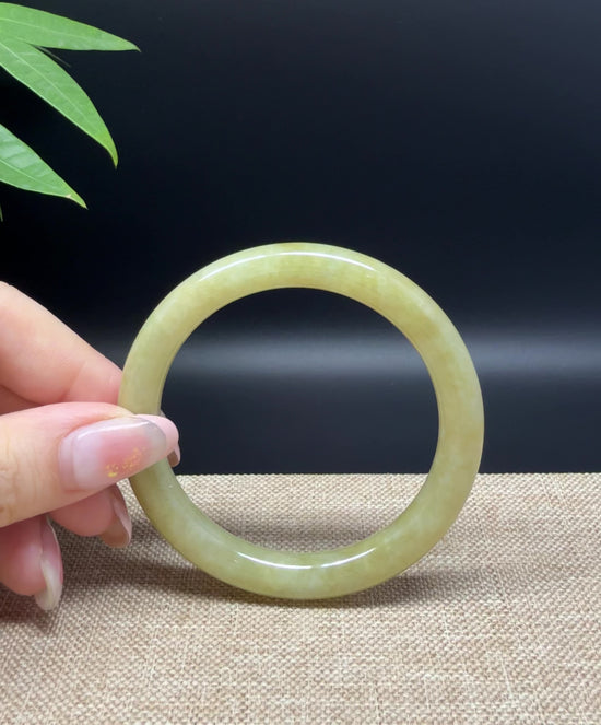 Load and play video in Gallery viewer, Genuine Burmese Yellow Green Jade Jadeite Bangle Bracelet ( 54.5mm )
