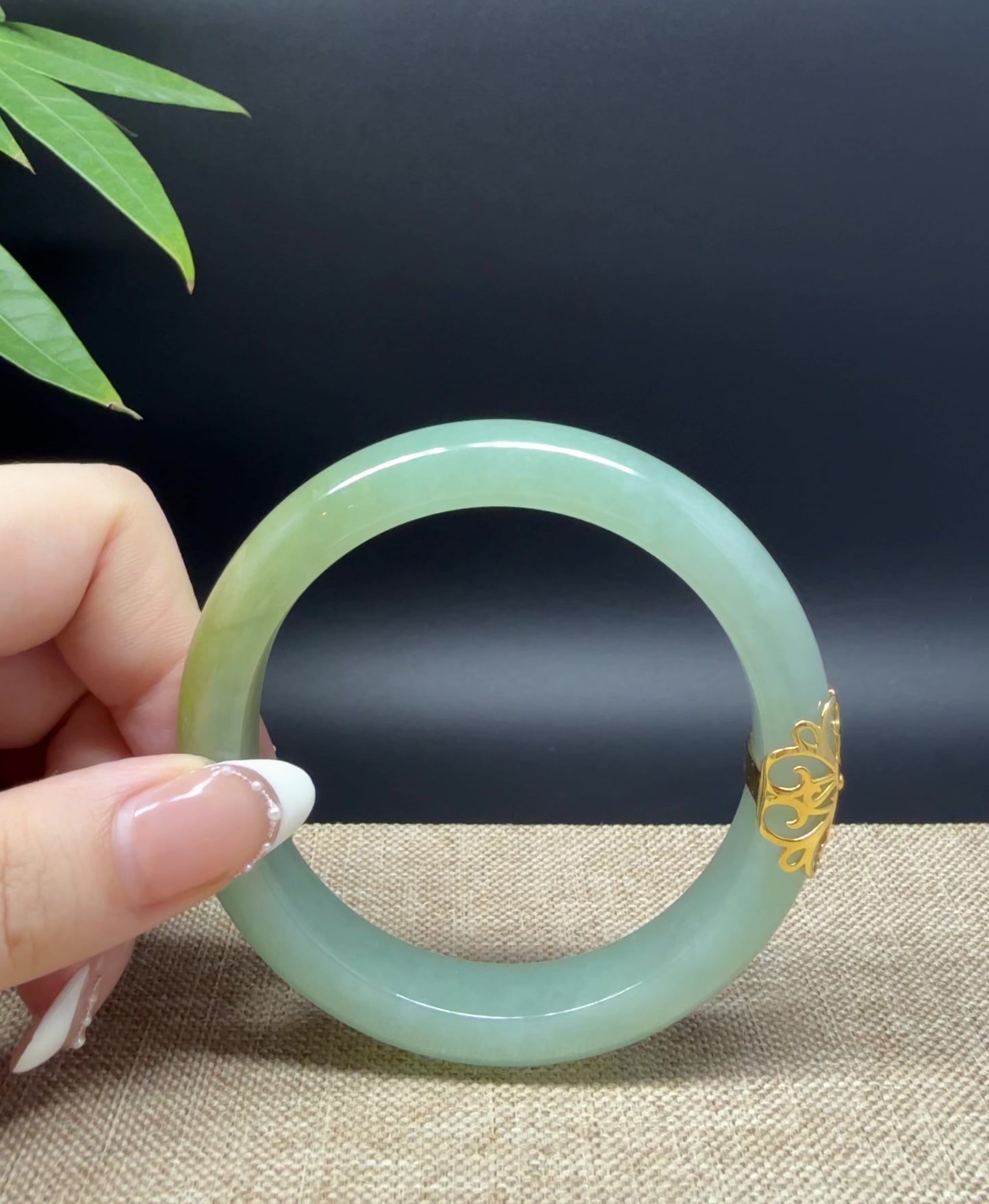 Load and play video in Gallery viewer, Genuine Burmese Green Jade Jadeite Bangle Bracelet ( 58mm )
