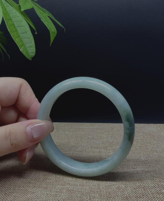 Load and play video in Gallery viewer, Genuine Burmese Green Jade Jadeite Bangle Bracelet ( 58.4mm )
