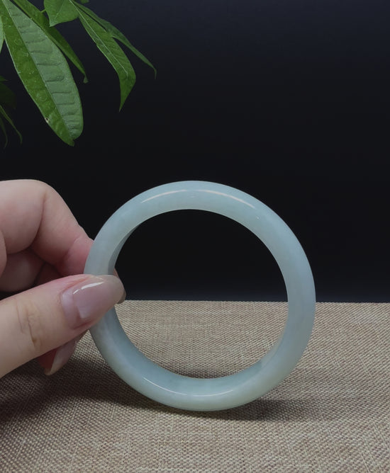 Load and play video in Gallery viewer, Genuine Burmese Green Jade Jadeite Bangle Bracelet ( 58.5mm )
