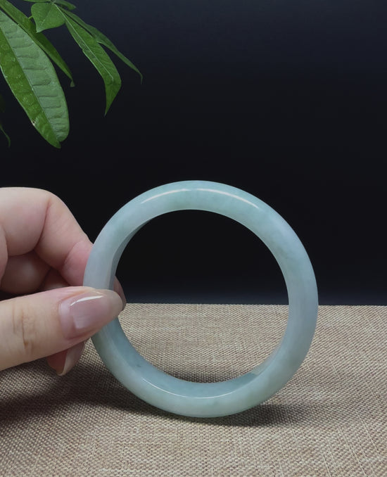 Load and play video in Gallery viewer, Genuine Burmese Green Jade Jadeite Bangle Bracelet ( 58.5mm )
