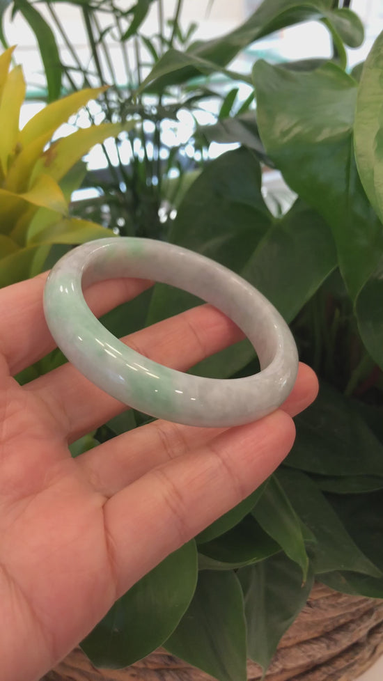 Load and play video in Gallery viewer, Lavender-Green Natural Burmese Jadeite Jade Bangle ( 55.92 mm )#458
