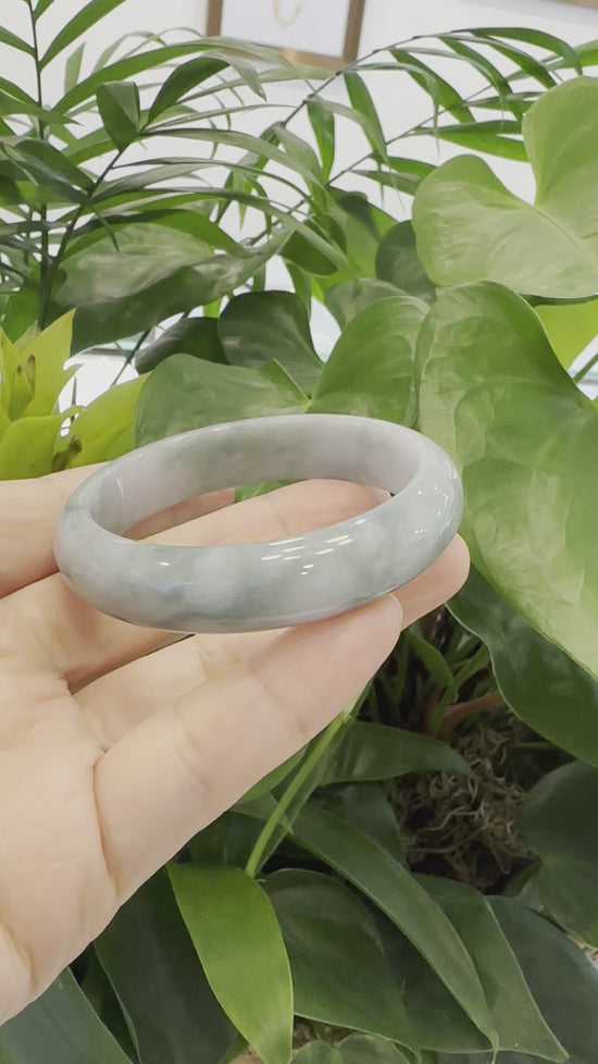 Load and play video in Gallery viewer, Genuine Burmese Jadeite Jade Bangle Bracelet ( 57.61 mm )#973
