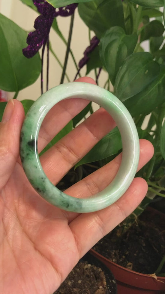 Load and play video in Gallery viewer, RealJade® &amp;quot;Classic Bangle&amp;quot; Genuine Burmese Green Jadeite Jade Bangle Bracelet ( 58.3 mm) #134
