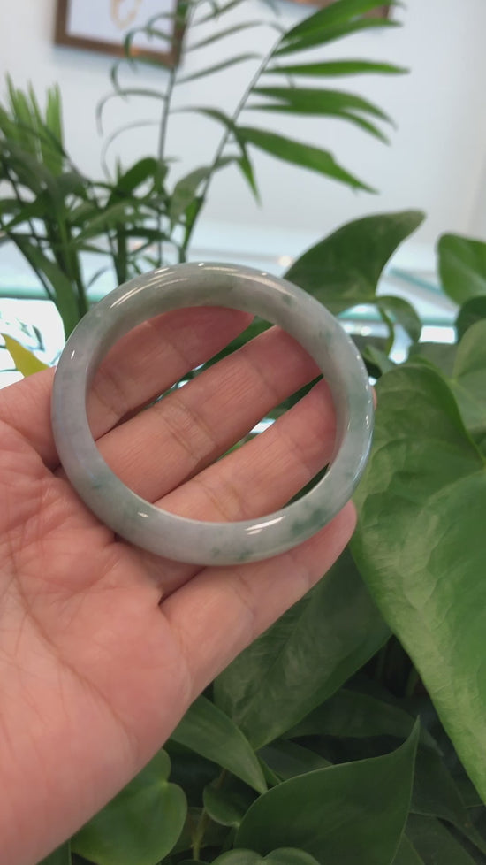 Load and play video in Gallery viewer, Genuine Burmese Jadeite Jade Bangle Bracelet (57.4 mm) #T158
